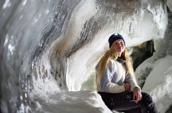 Bild 1 von 4: Elina Mäkelä in einer Eishöhle in Spitzbergen, Norwegen
