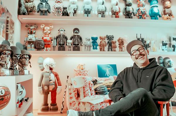 Bild 1 von 3: Gastronom Selim sammelt vor allem moderne Kunst und Popkultur aus seiner Jugend.