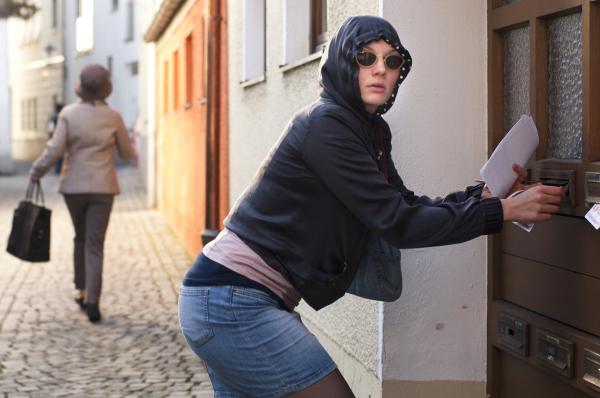 Bild 1 von 22: Lena (Rosalie Thomass) muss sich nach dem Artikel in der Lokalzeitung verkleiden.