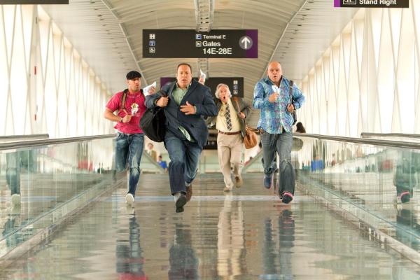 Bild 1 von 9: Versuchen gemeinsam das Musikprogramm der Schule zu retten: (v.l.n.r.) Dellagrotte (Mark Dellagrotte), Scott Voss (Kevin James), Marty Streb (Henry Winkler) und Niko (Bas Rutten) ...