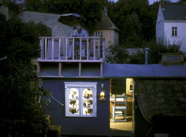 Bild 1 von 2: Peter (Peter Lustig) rechnet und rechnet - bis in die Nacht hinein. Doch wie er es auch dreht und wendet, es bleibt nicht genügend Geld übrig.