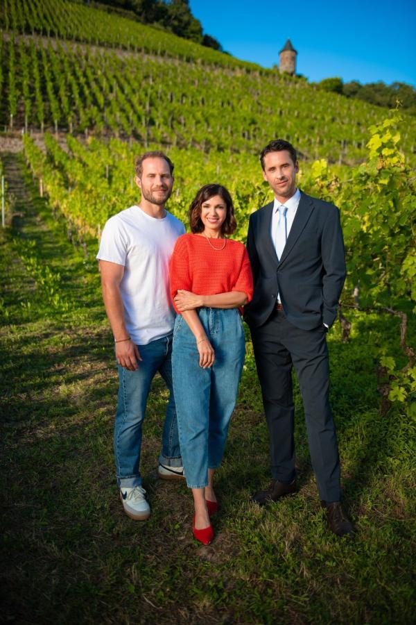 Bild 1 von 14: (v.l.n.r.) Marco Frentzel (Arne Löber); Jule Beyer (Anna Angelina Wolfers); Chris Hartmann (Kai Albrecht)