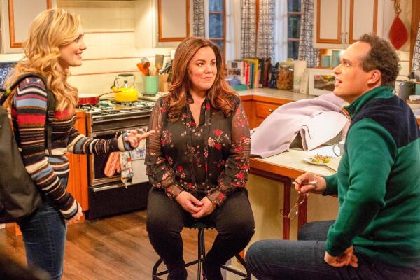 Bild 1 von 13: Im Bild (v.li.): Meg Donnelly (Taylor Otto), Katy Mixon (Katie Otto), Diedrich Bader (Greg Otto).