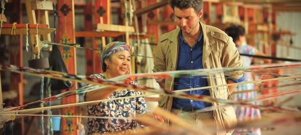 Bild 1 von 4: In Farg?ona in der Manufaktur Marg'ilon sieht Alfred de Montesquiou, wie die Seide schon vor über 4.000 Jahren in China hergestellt wurde - vom Kokon bis zum Endprodukt.