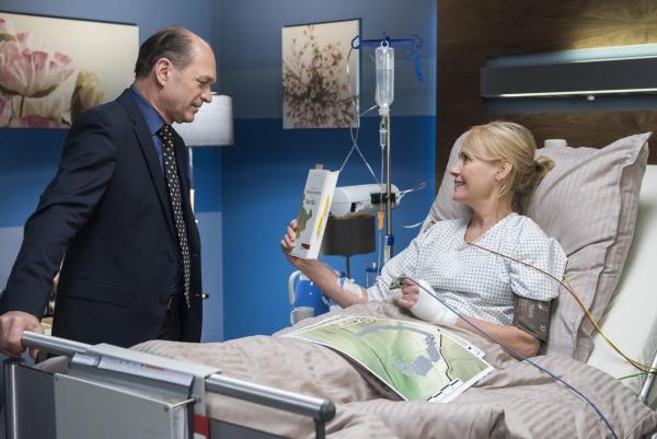 Bild 1 von 6: Wolfgang Berger (Horst Günter Marx, l.); Prof. Kirsten Schmelich (Alexandra von Schwerin, r.)