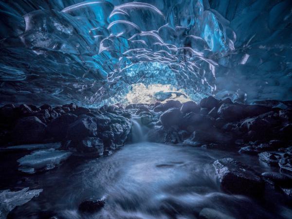 Bild 1 von 12: Der Vatnajökull ist der größte Gletscher Europas - in einzelnen Bereichen bis zu 900 Meter mächtig. Im Untergrund bilden sich riesige Gletscherhöhlen.