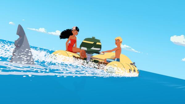 Bild 1 von 4: Timeti und Yann (v.l.)  locken den Hai Rahi zur kleinen Insel Heramana. Dort soll er die Kaufinteressenten der Hotelanlage vertreiben, die der Gauner Van Krook auf der Insel errichten will.