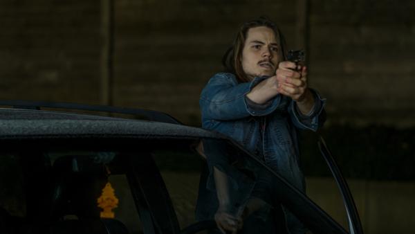 Bild 1 von 15: Jo Brandt (Jack Owen Berglund) ist zu allem bereit, um seine Freundin zu schützen und schreckt auch vor dem Gebrauch der Waffe nicht zurück.