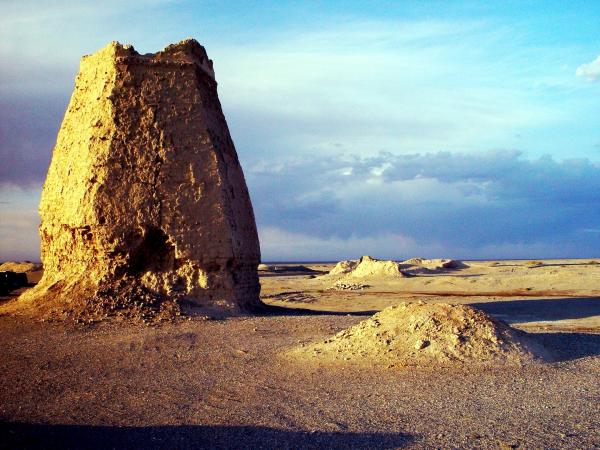 Bild 1 von 5: Reste der Grossen Mauer durchziehen die Wüste Gobi bis zur Festung Jiayuguan im äußersten Westen des Chinesischen Reiches.