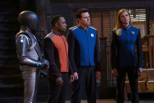 Bild 1 von 22: (v.l.n.r.) Isaac (Mark Jackson); Lieutenant Commander John LaMarr (J. Lee); Captain Ed Mercer (Seth MacFarlane); Commander Kelly Grayson (Adrianne Palicki)