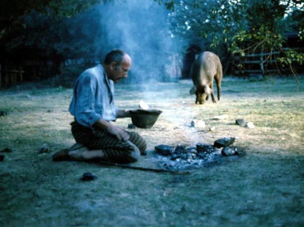 Bild 1 von 3: Peter erzählt die Geschichte von einem Schweinehirt, den er selber spielt. Der Schweinehirt hatte abends Kohle auf das Feuer gelegt, in dem Glauben, es seien Steine. Am nächsten Morgen wundert er sich über diese \