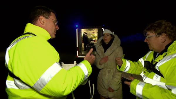 Bild 1 von 2: Eine junge Frau taumelt über die Autobahn und ringt nach Luft. Offensichtlich steckt ihr ein Fremdkörper im Hals. Als sie diesen den Rettern vor die Füße spuckt, staunen die nicht schlecht.