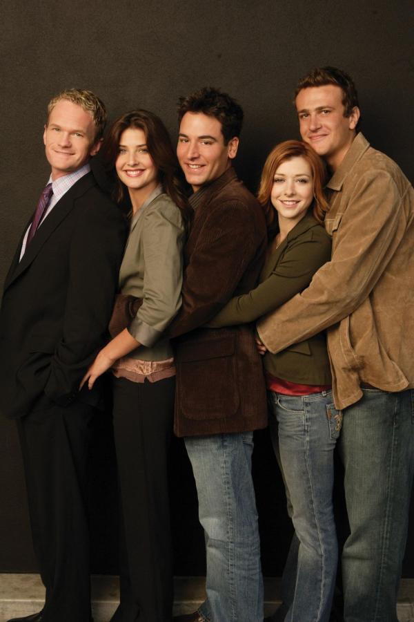 Bild 1 von 25: (1. Staffel) - Einblick in die Vergangenheit von Ted (Josh Radnor, M.), Marshall (Jason Segel, r.), Barney (Neil Patrick Harris, l.), Lily (Alyson Hannigan, 2.v.r.) und Robin (Cobie Smulders, 2.v.l.) ...