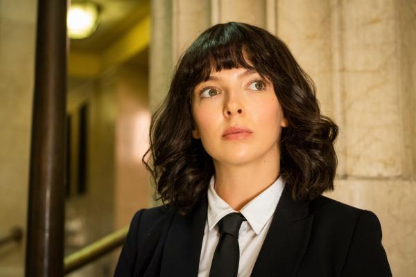 Bild 1 von 3: Villanelle (Jodie Comer) ist wieder im Geschäft und hat bereits ihr nächstes Opfer im Visier.