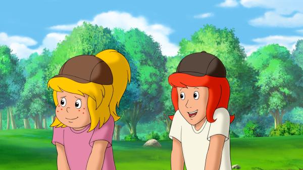 Bild 1 von 9: Bibi (l.) und Tina (r.) sind ganz beglückt, dass sie dem Hirschen zurück in die Freiheit verholfen haben.