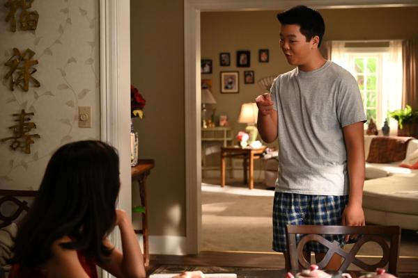 Bild 1 von 11: Jessica Huang (Constance Wu, l.); Eddie Huang (Hudson Yang, r.)