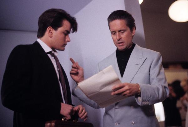Bild 1 von 7: Bud Fox (Charlie Sheen, l.); Gordon Gekko (Michael Douglas, r.)