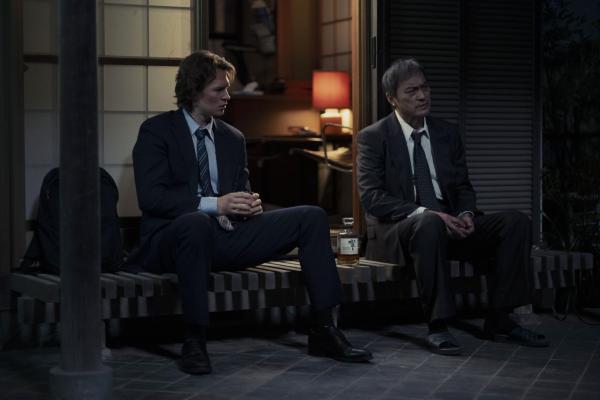 Bild 1 von 8: Jake Adelstein (Ansel Elgort, l.); Hiroto Katagiri (Ken Watanabe, r.)