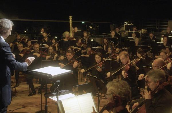 Bild 1 von 3: Der gefeierte französische Filmkomponist Alexandre Desplat dirigiert das Orchestre de Paris und präsentiert einige seiner berühmtesten Werke.