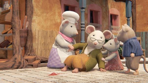 Bild 1 von 2: Herr Hurtig (2. von links) ist gestürzt und hat sich den Knöchel verstaucht. Nun kann er seine Botendienste für die Bäckerin Frau Brioche (links) nicht mehr erledigen. Julia (2. von rechts) und Sam (rechts) bieten sich an, die frisch gebackenen Käsesterne an die Hausbewohner auszuliefern.