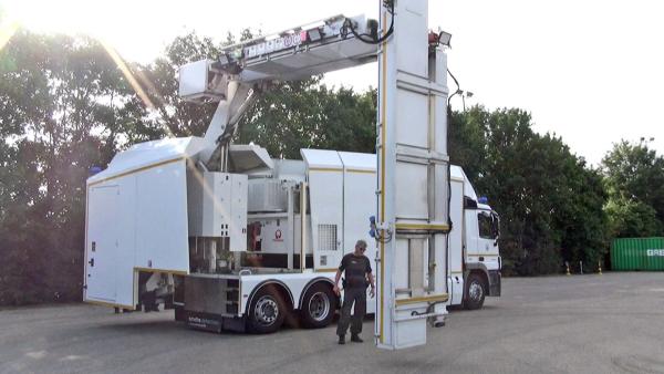 Bild 1 von 3: Die 23 Tonnen schwere Vollmobile Röntgenanlage des Deutschen Zolls zählt zu den modernsten dieser Fahrzeuge weltweit.