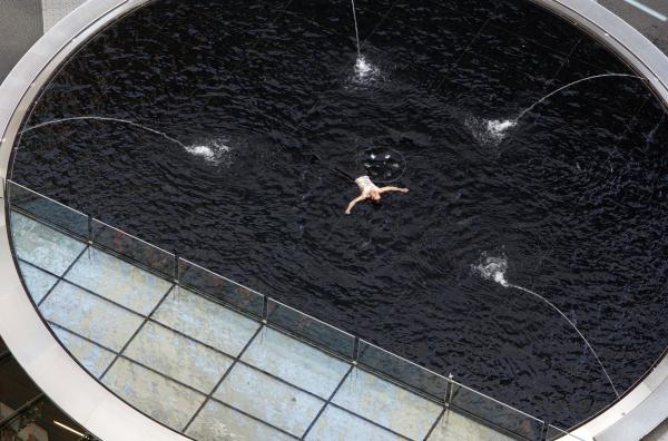 Bild 1 von 3: Der Flaneur Ohboy (David Scheller) hat Angst vor den Theaterproben und geht deswegen nicht hin. Auf seinem langen Gang über die Potsdamer Straße begegnet er dem Text, seiner Angst und vor allem vor sich selbst.