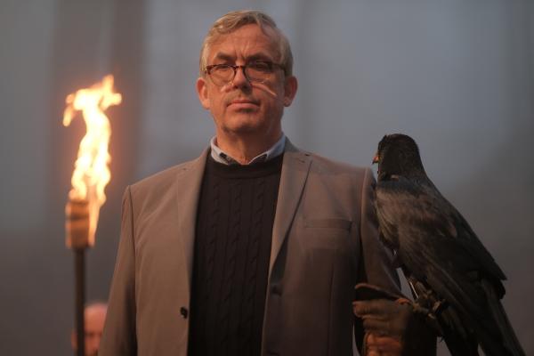 Bild 1 von 3: Dr. Burrows (Ralph Berkin) steht im Zentrum eines geheimen Opferkults der \
