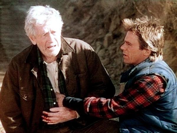 Bild 1 von 11: MacGyvers (Richard Dean Anderson, r.) Großvater Harry (John Anderson, l.) hat einen Streifschuss abbekommen.