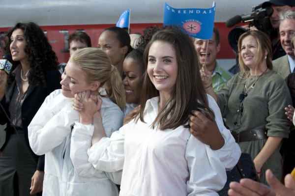 Bild 1 von 27: Das Greendale Community College konkurriert mit dem City College um den ersten simulierten Flug ins Weltall. Annie (Alison Brie, r.) und Britta (Gillian Jacobs, l.) sind zuversichtlich, dass sie gewinnen ...