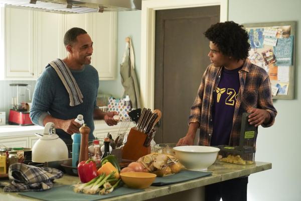 Bild 1 von 13: Ben Warren (Jason George, l.); Joey (Noah Alexander Gerry, r.)