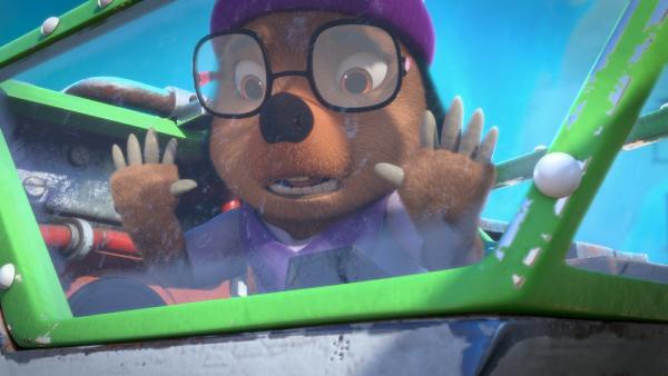 Bild 1 von 3: Wieder einmal hat sich eine von Mischmaschs verrückten Erfindungen verselbstständigt und die arme Dotty ist in der Führerkabine gefangen.