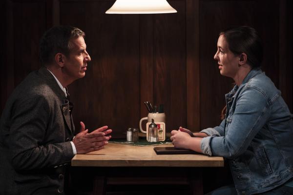 Bild 1 von 8: Verunsichert von Uschis Warnung spricht Sophia (Patricia Freund) Winkler (Florian Stadler) darauf an.