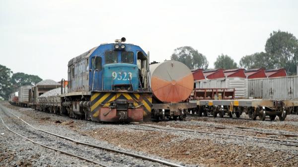 Bild 1 von 2: Kenia investiert stark in sein Schienennetz. Ein Güterzug beladen mit Schotter im Bereich des Nairobi Central Station.