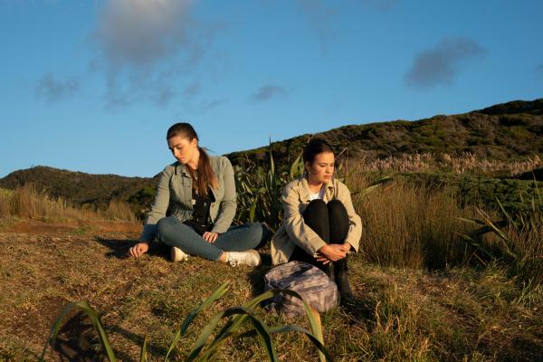 Bild 1 von 4: In den Dünen kommt es nach heftigen Streitigkeiten endlich zur Aussprache zwischen Natasha (Antonia Robinson, l.) und Issie (Macey Chipping, r.).