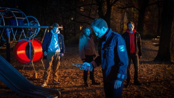 Bild 1 von 7: Auf einem Spielplatz stören Violetta (Amelie Herres, 2. v. l.), Marek (Alvar Goetze, r.) und Simon (Elmo Anton Stratz, l.) lautstark die Nachtruhe der Nachbarn. Timmermann (Mathias Junge, 2. v. r.) schickt die aufgedrehten Jugendlichen nach Hause. Doch am nächsten Morgen ist einer von ihnen tot.