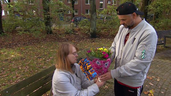 Bild 1 von 3: Olaf möchte sich bei seiner Freundin entschuldigen. Aber wird Jessica ihm verzeihen?