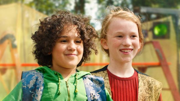 Bild 1 von 5: Saïd (Adam El Bachiri) und Anna (Evy Hanse) sind stolz. Sie sind zu einem Mitmachkonzert eingeladen.© SWR/Phanta Basta!/Indi Film - Honorarfreie Verwendung gemäß AGB im redaktionellen Zusammenhang mit genannter Sendung bei Nennung \