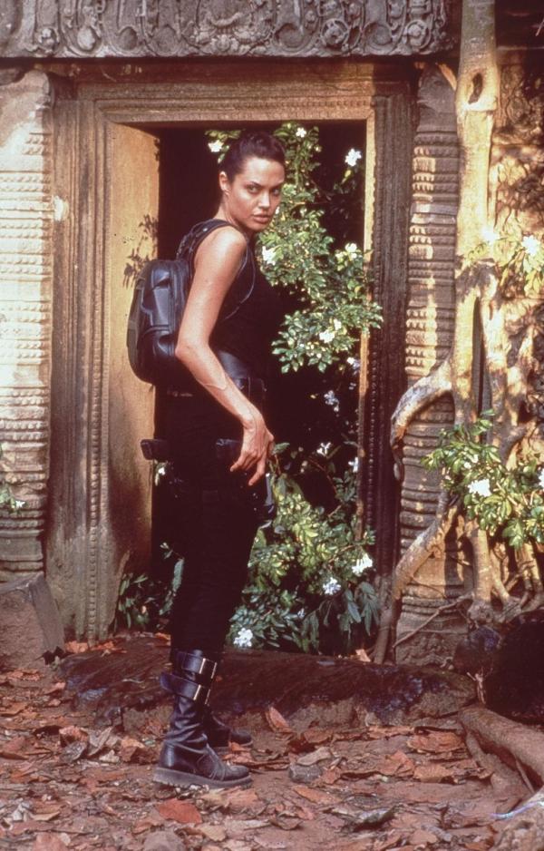 Bild 1 von 19: Die Archäologin Lara Croft (Angelina Jolie) findet in ihrer Villa eine Uhr. Nach und nach stellt sich heraus, dass es sich dabei nicht um eine gewöhnliche Uhr, sondern um einen Wegweiser zu einem Relikt aus grauer Vorzeit handelt, das eine geheimnisvolle Macht in sich verbirgt. Eine abenteuerliche Reise beginnt ...