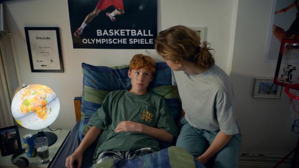 Bild 1 von 9: Noah (Gero Drews) und seine Mutter (Irene Lohse) sprechen sich aus.
