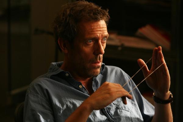 Bild 1 von 19: Im Alleingang behandelt Dr. Gregory House (Hugh Laurie) eine junge Frau die den Zusammensturz eines Bürogebäudes überlebt hat ...
