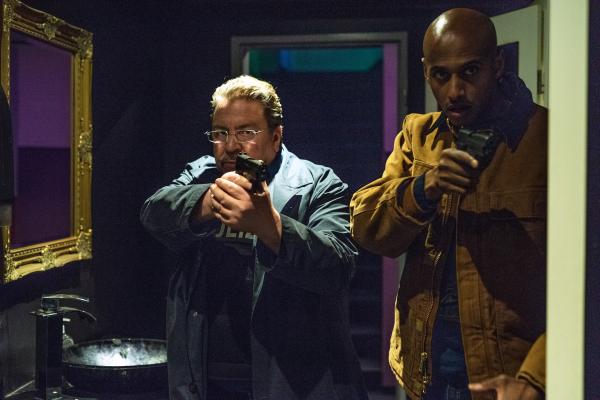 Bild 1 von 9: Erichsen (Armin Rohde) und Elias (Tedros Teclebrhan) suchen den geflüchteten Balou auf der Nachtclub-Toilette.