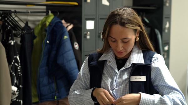 Bild 1 von 2: Alessia Herren startet in Tag zwei im Supermarkt - und findet sich bereits ziemlich gut zurecht.