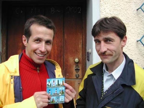 Bild 1 von 2: Willi (links) ist mit dem Postboten unterwegs. Er verfolgt den Weg einer Postkarte ab dem Einwurf.
