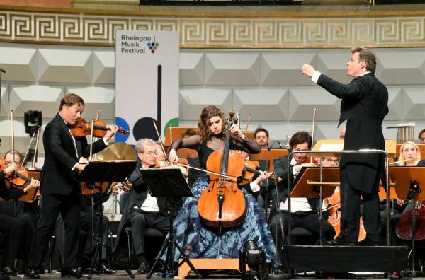 Bild 1 von 2: Bestens geeignet für die Interpretation von Brahms' Doppelkonzert sind die Bamberger Symphoniker unter Jakub Hruöas (re.) Leitung sowie Renaud Capuçon (li.) an der Geige und Julia Hagen (Mi.) am Cello.