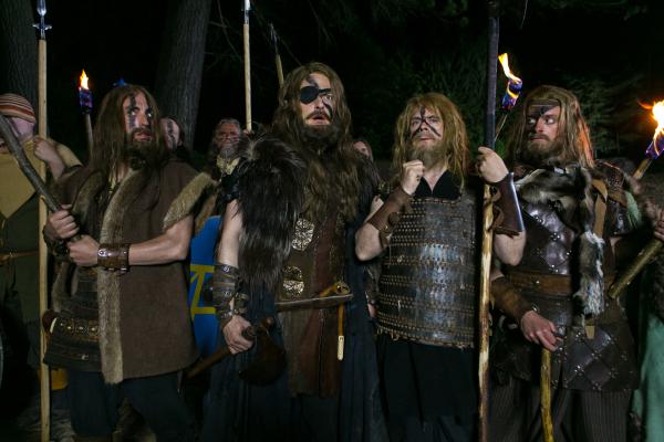Bild 1 von 6: Das Wikingerbegräbnis mit Alexander Schubert, Holger Stockhaus, Matthias Matschke und Max Giermann.