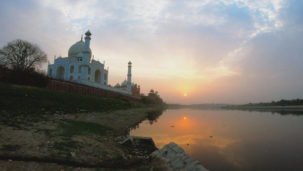Bild 1 von 5: Der Yamuna Fluss ist fast ausgetrocknet. Experten fürchten um die Stabilität des Taj Mahal, dessen Fundament aus Holz besteht.
