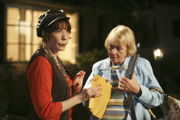 Bild 1 von 37: Nach alldem, was vorgefallen ist, heuert Mrs. McCluskey (Kathryn Joosten, r.) ihre Schwester Roberta (Lily Tomlin, l.) an, um etwas über Dave herauszufinden ...