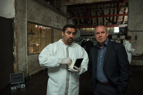 Bild 1 von 13: Philip Kampmann (Joachim Król, r.) glaubt Ruiz nicht, dass er seine Erinnerungen an die letzten Tage verloren hat. Kadir (Kailas Mahadevan, l.) von der Spurensicherung bestätigt Kampmanns Zweifel - überall am Fundort von Robert Riess (Milton Welsh) Leiche wurden Ruiz Fingerabdrücke gefunden. Kampmann (Joachim Król) gibt die Fahndung nach Ruiz raus.
