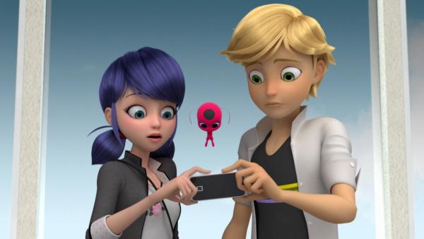 Bild 1 von 5: Ladybug und Cat Noir erwachen ohne jede Erinnerung in einem Aufzug des Montparnasse Hochhauses. Sie verwandeln sich vor einander wieder in Marinette und Adrien zurück. Auch ihre Kwamis scheinen ihr Gedächtnis verloren zu haben, Plagg lässt sie sogar einfach im Stich. Während sie Stück für Stück versuchen herauszufinden, was ihnen widerfahren ist, bemerken sie, dass Oblivio, ein mysteriöser Bösewicht, in dem Hochhaus sein Unwesen treibt. Werden unsere beiden Helden es schaffen, ihre verlorenen Erinnerungen zurückzuerlangen und Oblivio zu besiegen?
