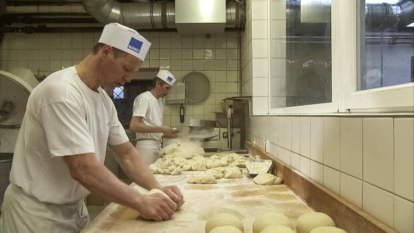 Bild 1 von 33: Im Bild: Osterbrot - Backen.